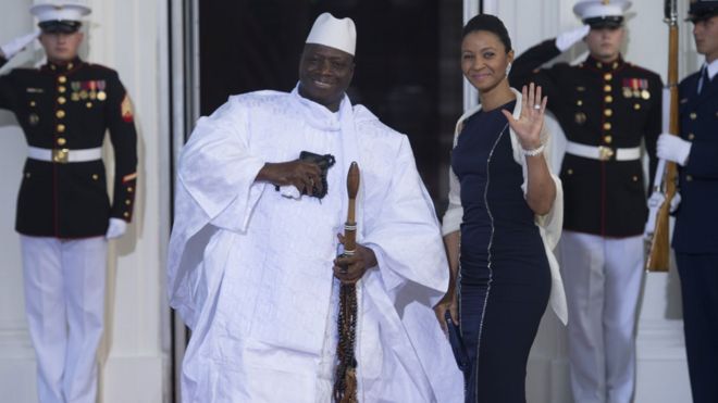 Яхья Джамме и его жена машут в Белом доме в 2014 году.