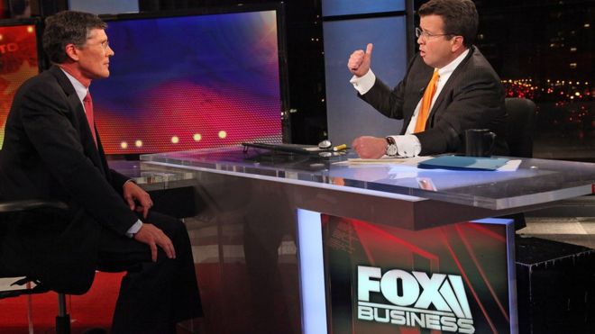 Нил Кавуто (справа) из FOX Business Network берет интервью у бывшего исполнительного директора Merrill Lynch и нынешнего главы CIT Group Джона Тейна в студии FOX 27 октября 2011 года в Нью-Йорке.