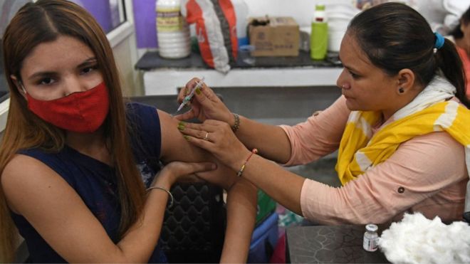 A health worker inoculates a woman with a dose of the Covaxin vaccine in Amritsar on October 1, 2021.