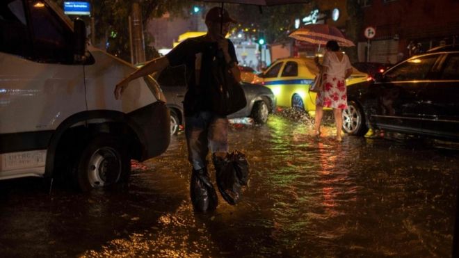 Chuva alaga ruas em Botafogo no Rio de Janeiro