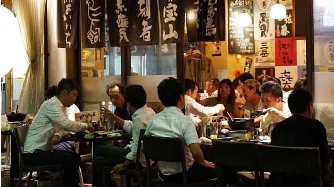 3 октября 2014 года японские бизнесмены пили в изакая (японский гастропаб) в Иокогаме, Япония. Премиум пятница имеет собственный логотип