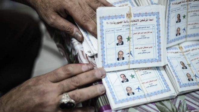 Чиновник на выборах подсчитывает бюллетени на избирательном участке в Каире 28 марта 2018 года