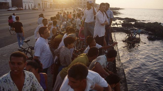 Cubanos despidiendo familiares en 1994 durante la crisis de los balseros.