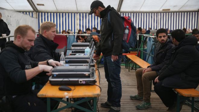 ドイツ南部パッサウ市の駅に設けられた施設で難民希望者の登録作業を行う警察（先月17日）