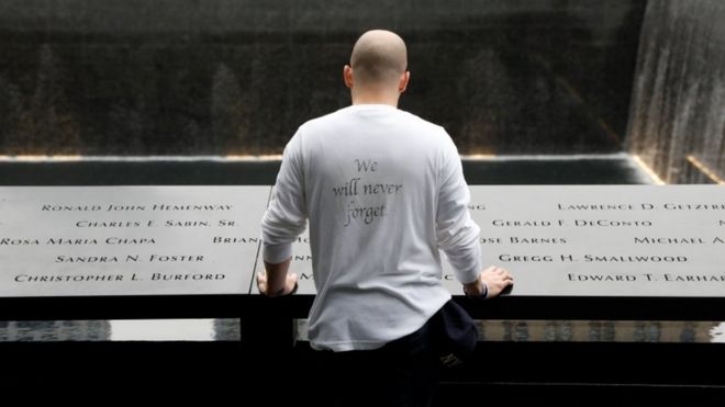 гость на нью-йоркском мемориале
