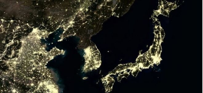 Спутниковое изображение в ночное время, показывающее Северную Корею с небольшим количеством искусственного освещения