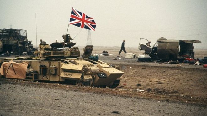 Британский флаг развевается от бронетранспортера 7-й бригады королевских шотландцев, когда он продвигается вдоль шоссе Басра-Кувейт