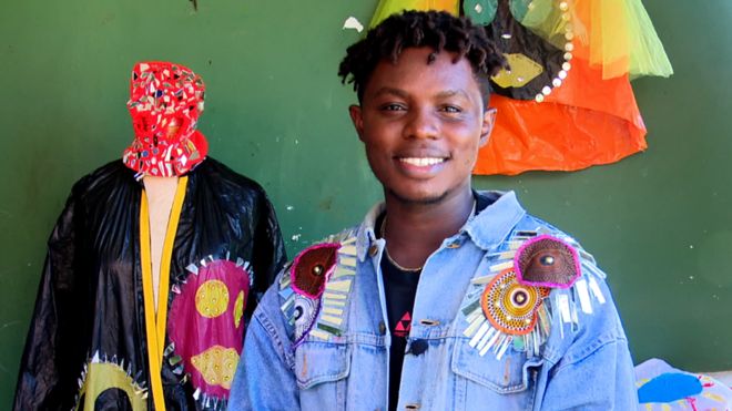 مصمم أزياء في غانا يستخدم نفايات البلاستيك في صناعة الملابس
