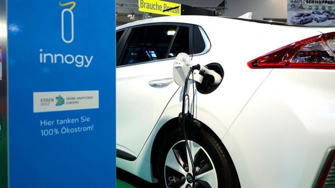 Электромобиль соединяется с зарядным устройством во время автосалона в городе Эссен на западе Германии