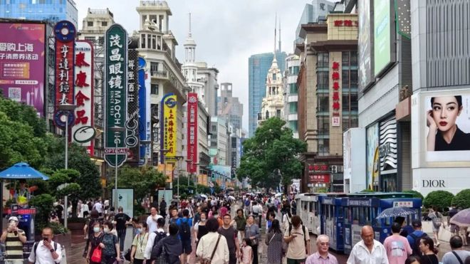 Pessoas caminhando em rua na China
