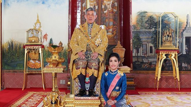 Король Таиланда Маха Ваджиралонгкорн и генерал Сининат Вонгваджирапакди, королевская благородная супруга позируют в Большом дворце в Бангкоке, Таиланд