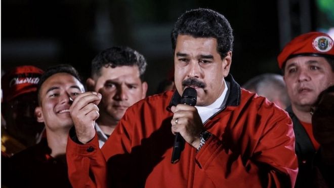 Президент Венесуэлы Николас Мадуро (в центре) празднует результаты выборов после всенародного голосования по предложенному им Учредительному собранию на площади Боливар в Каракасе, Венесуэла, 31 июля 2017 года.