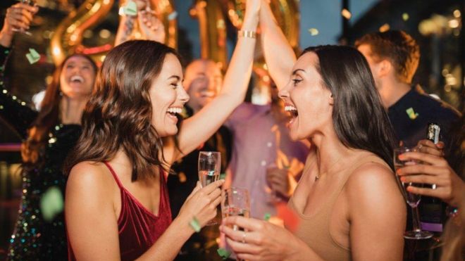 Mujeres celebrando la Nochevieja.
