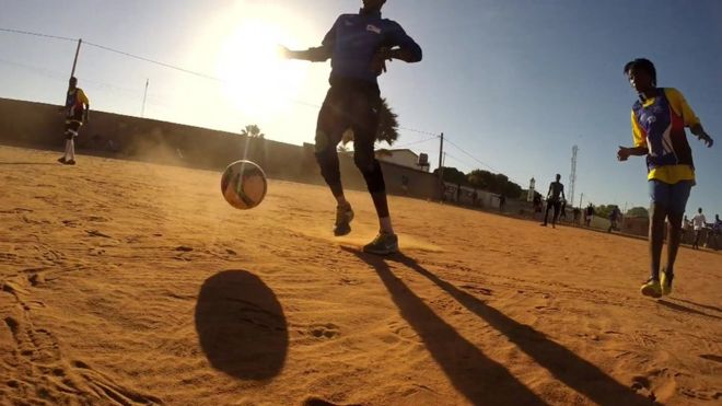 Гамбийские женщины играют в футбол