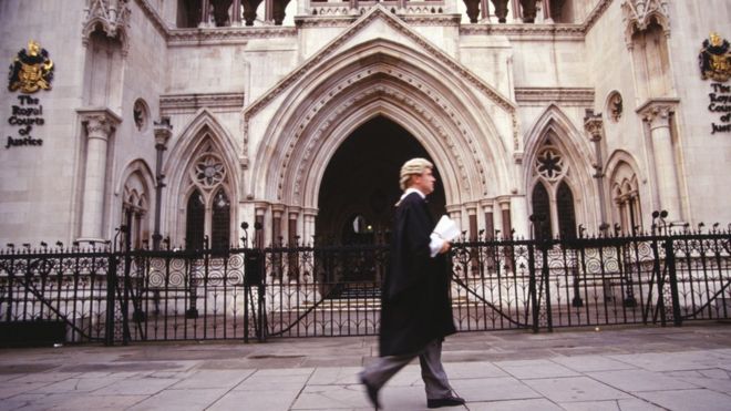 Адвокат возле Королевского суда