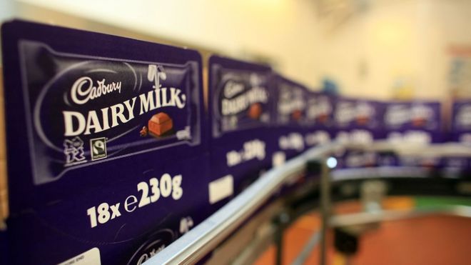 Шоколадные батончики Cadbury Dairy Milk перемещаются по производственной линии на заводе Cadbury's Bournville