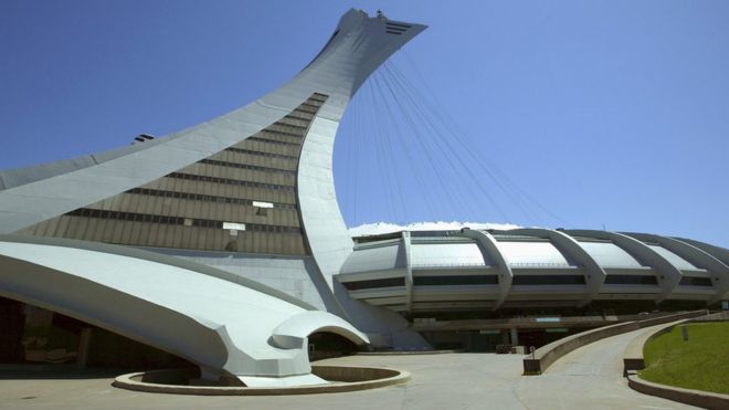 Общий вид экстерьера Олимпийского стадиона перед игрой между "Атлантой Бравс" и "Монреаль Экспо" на Олимпийском стадионе 24 мая 2004 года в Монреале, Канада.