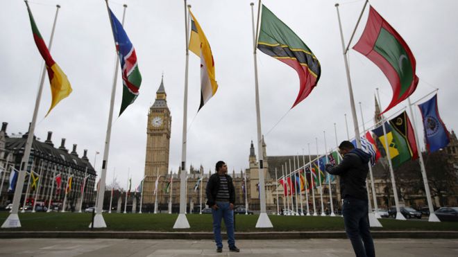 Флаги Содружества на Парламентской площади в Лондоне