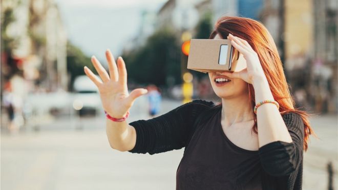 Женщина носить гарнитуру VR
