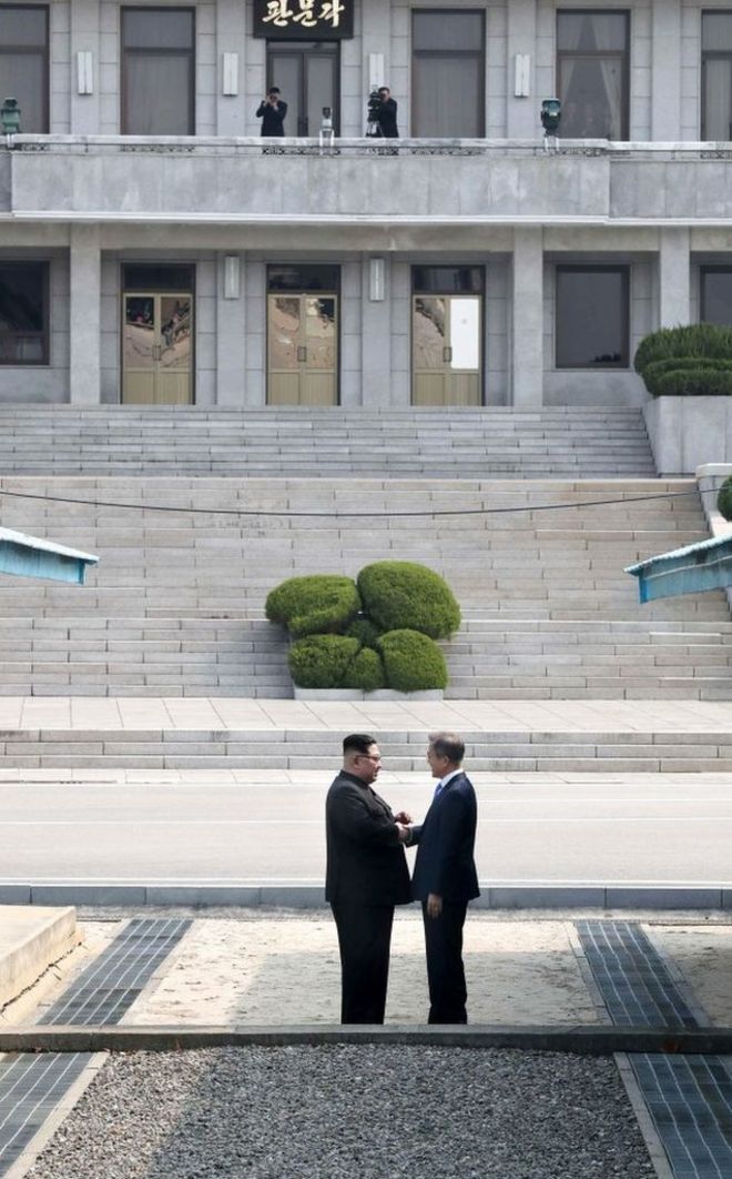 வட கொரிய அதிபர் கிம் ஜாங்-உன், தென் கொரிய தலைவர் முன் ஜே-இன்