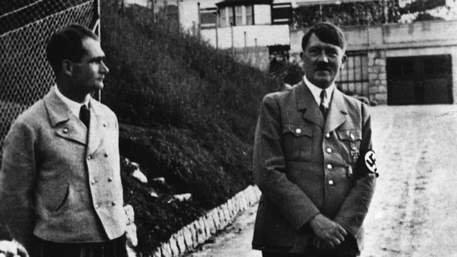 Рудольф Гесс с Адольфом Гитлером на баварском ретрите Гитлера