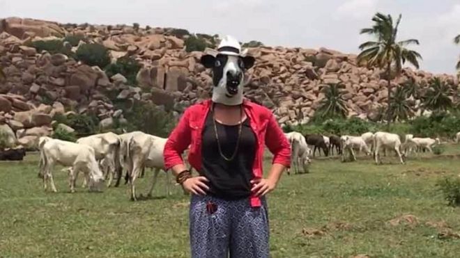 Ćena nosi masku krave