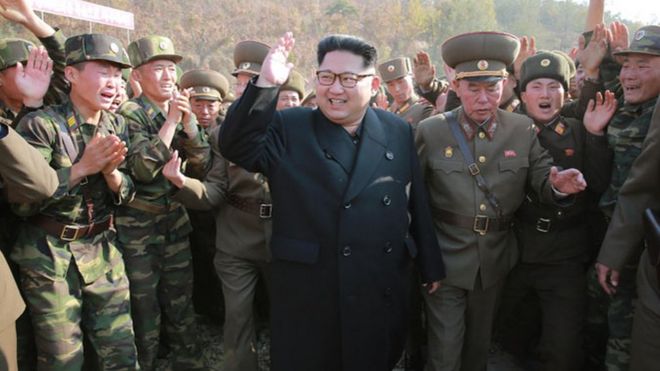 Лидер Северной Кореи Ким Чен Ын посещает подразделение корейской армии в ноябре 2016 года