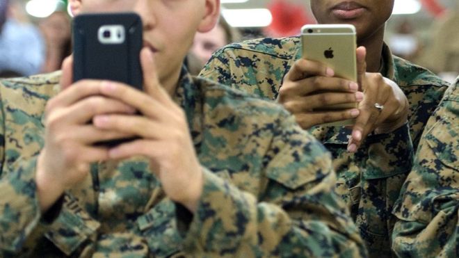 Морские пехотинцы США держат смартфоны