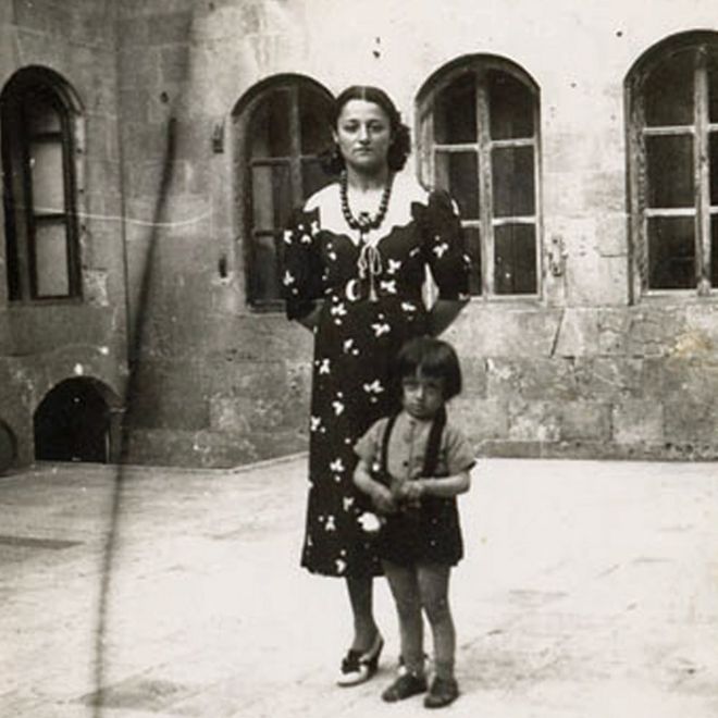 Отец Захеда Гассан в детстве со своей матерью