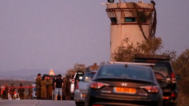 مقتل ضابط وجندي إسرائيليين في عملية دهس بالضفة الغربية _100456640_af9c7bc0-5c2f-4f87-9df4-0c08ceae60e0