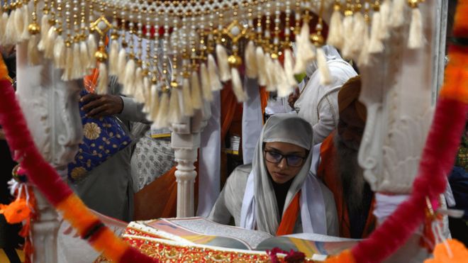 Сикхские паломники принимают участие в религиозном ритуале, когда они собираются, чтобы отпраздновать 550-ю годовщину со дня рождения Гуру Нанака Дева в Нанкана Сахибе
