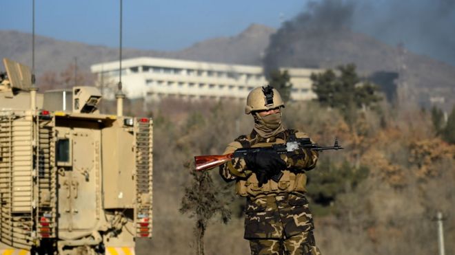 Афганские силы безопасности следят за гостиницей Интерконтиненталь после теракта в Кабуле 21 января 2018 года.