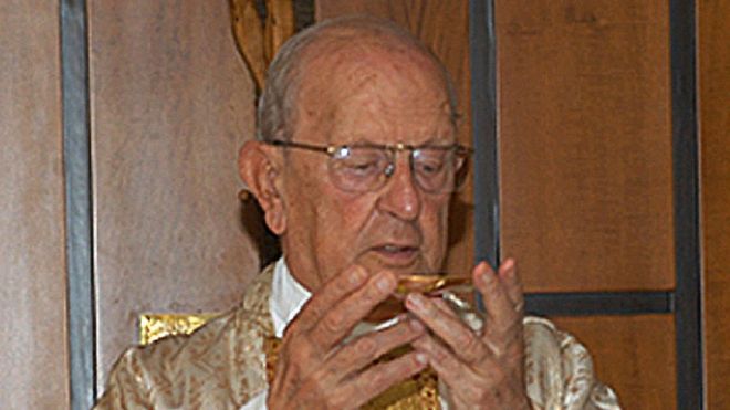 Marcial Maciel performing a Mass in 2005 in Rome