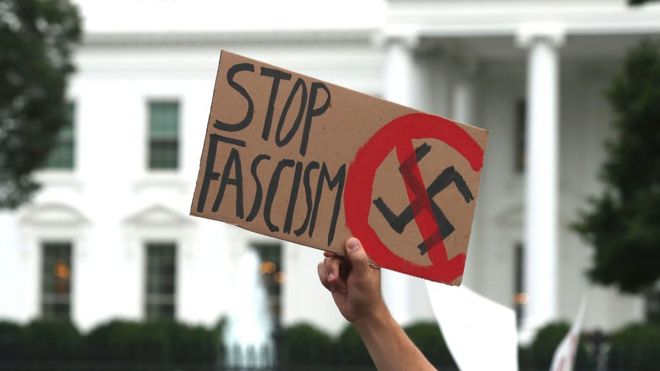 Знак протеста против фашизма возле Белого дома