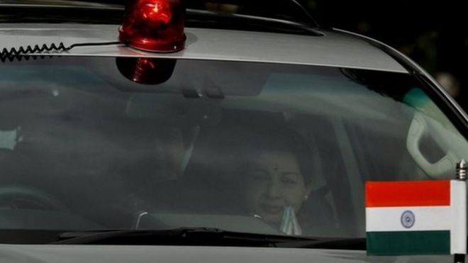 Джаялалиту везут на машине в Ченнаи (сентябрь 2014 г.)