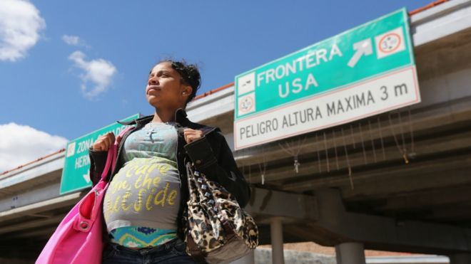 Mujer embarazada cerca de la frontera de EE.UU. y México.
