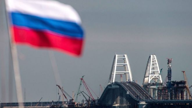 Крымский мост и флаг