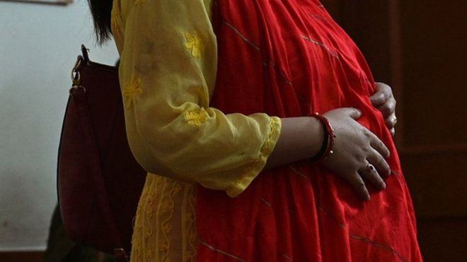 पुलिस का कहना है कि सीधे सादे लोगों को निःसंतान महिलाओं को प्रेग्नेंट करने की नौकरी देने के नाम पर ठगा जाता है.