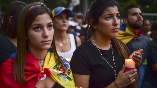 Венесуэльцы протестуют против президента Николаса Мадуро в Каракасе 31 июля 2017 года.