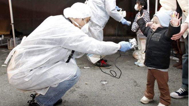 Ребенка проверяют на радиацию в префектуре Фукусима после ядерной катастрофы