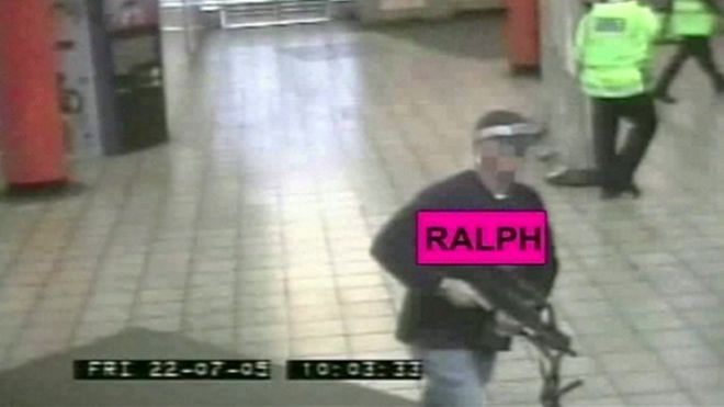 На кадрах видеонаблюдения видно, как вооруженные офицеры преследуют Жана Шарля де Менезеса на станции метро Stockwell