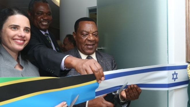 Dkt Mahiga akikata utepe kuashiria ufunguzi wa ofisi ya Ubalozi wa Tanzania nchini Israel jijini Tel Aviv