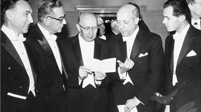 Иво Андрић са другим нобеловцима у Стокхолму 26. октобра 1961.