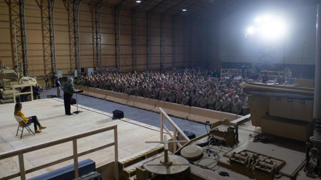 Президент США Дональд Трамп беседует с военнослужащими США, а первая леди Мелания Трамп наблюдает во время необъявленной поездки на авиабазу Аль-Асад в Ираке, 26 декабря 2018 г.