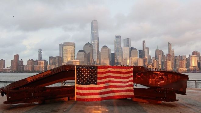 La bandera estadounidense con la ciudad de Nueva York de fondo.