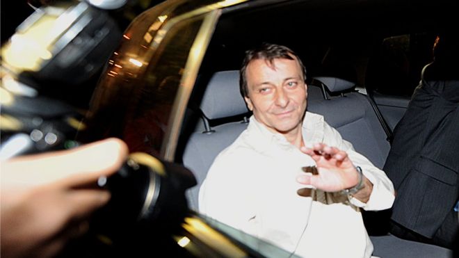 На этом фото, сделанном 9 июня 2011 года, итальянский левый Чезаре Баттисти покидает тюрьму после решения Верховного суда отклонить требование об экстрадиции, требуемое итальянским правительством в Бразилиа