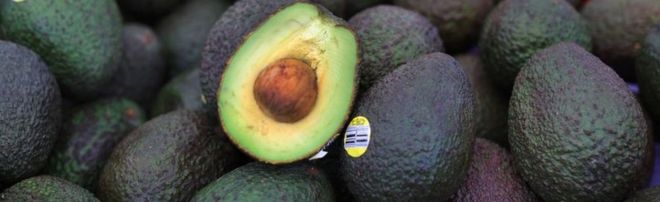 Авокадо выложен на рыночных прилавках