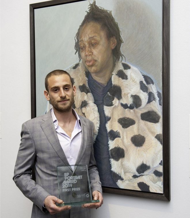 Чарли Шаффер с его портретом Имара в ее зимнем пальто,