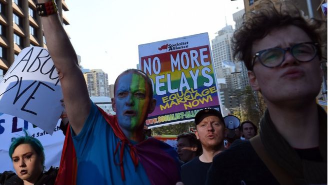 Сторонники однополых браков участвуют в митинге в Сиднее в 2016 году