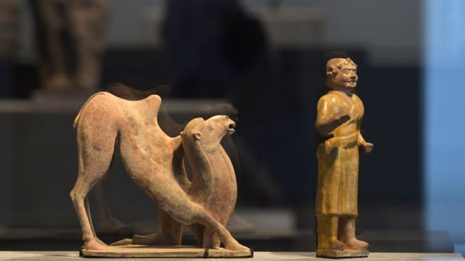Статуи выставлены в галерее в музее Лувр Абу-Даби во время медиа-тура 6 ноября 2017 года перед официальным открытием музея на острове Саадият в столице эмирата 8 ноября.